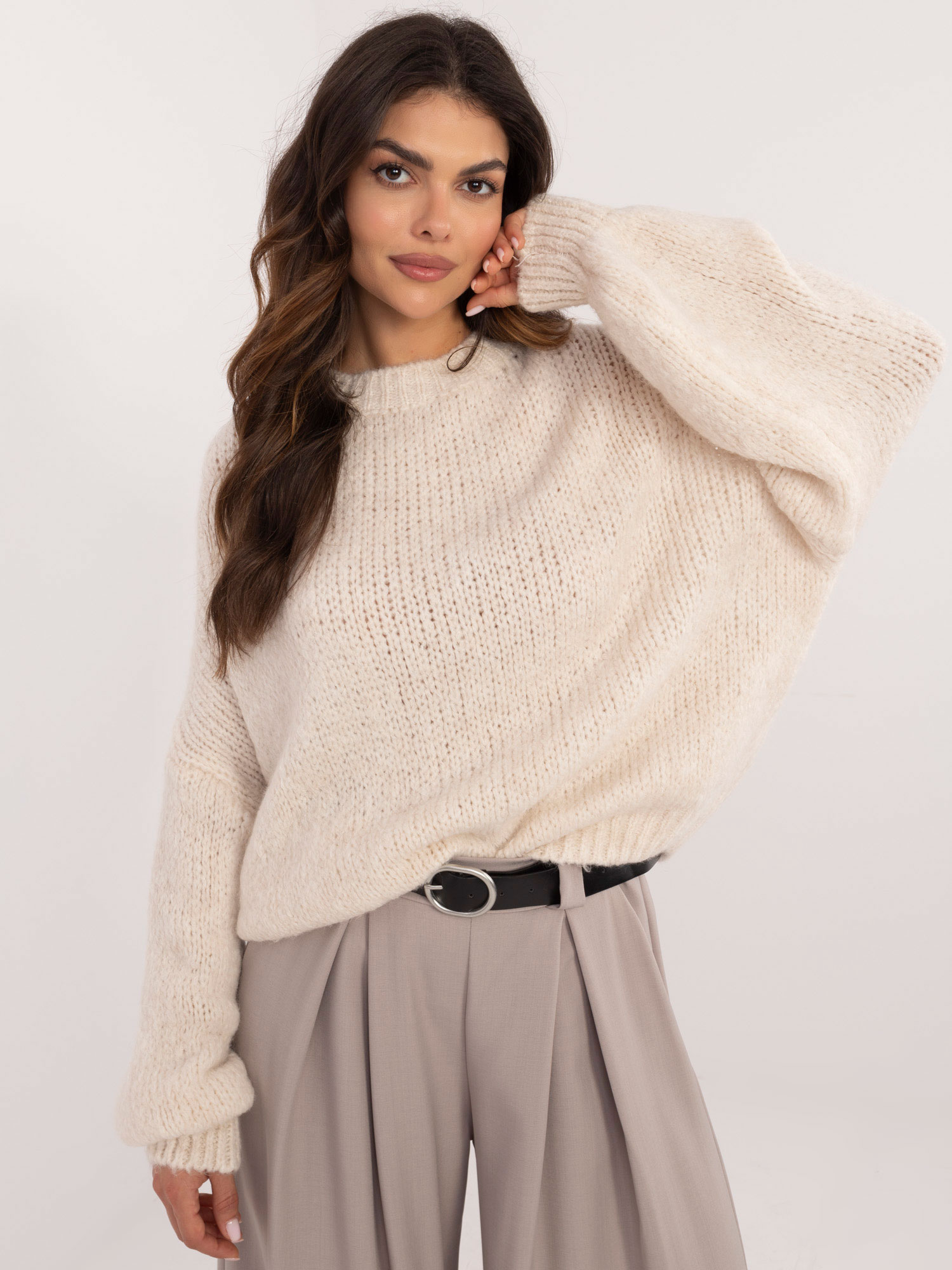 pol_pl_Hurt-Ecru-sweter-oversize-z-szerokimi-rekawami-OCH-BELLA-410008_3