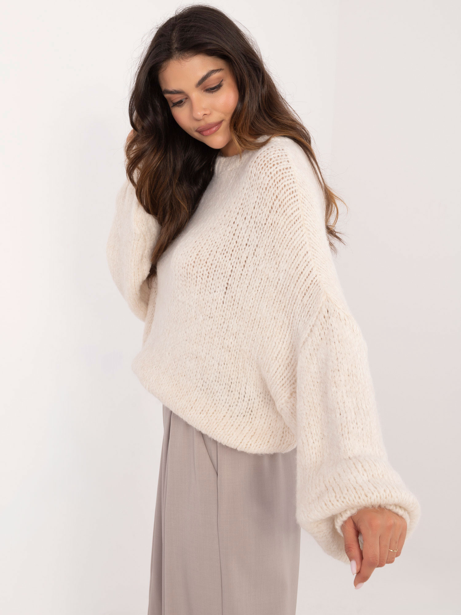 pol_pl_Hurt-Ecru-sweter-oversize-z-szerokimi-rekawami-OCH-BELLA-410008_4