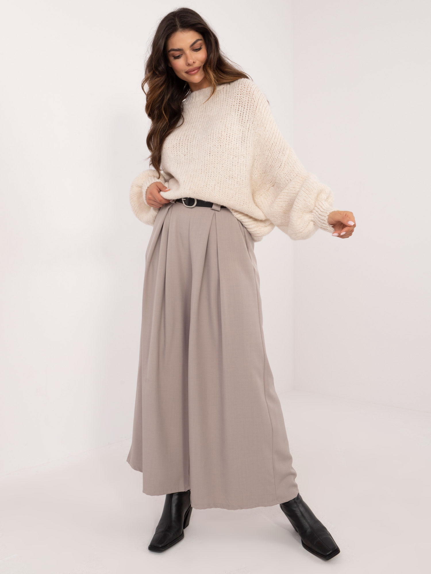 pol_pl_Hurt-Ecru-sweter-oversize-z-szerokimi-rekawami-OCH-BELLA-410008_5