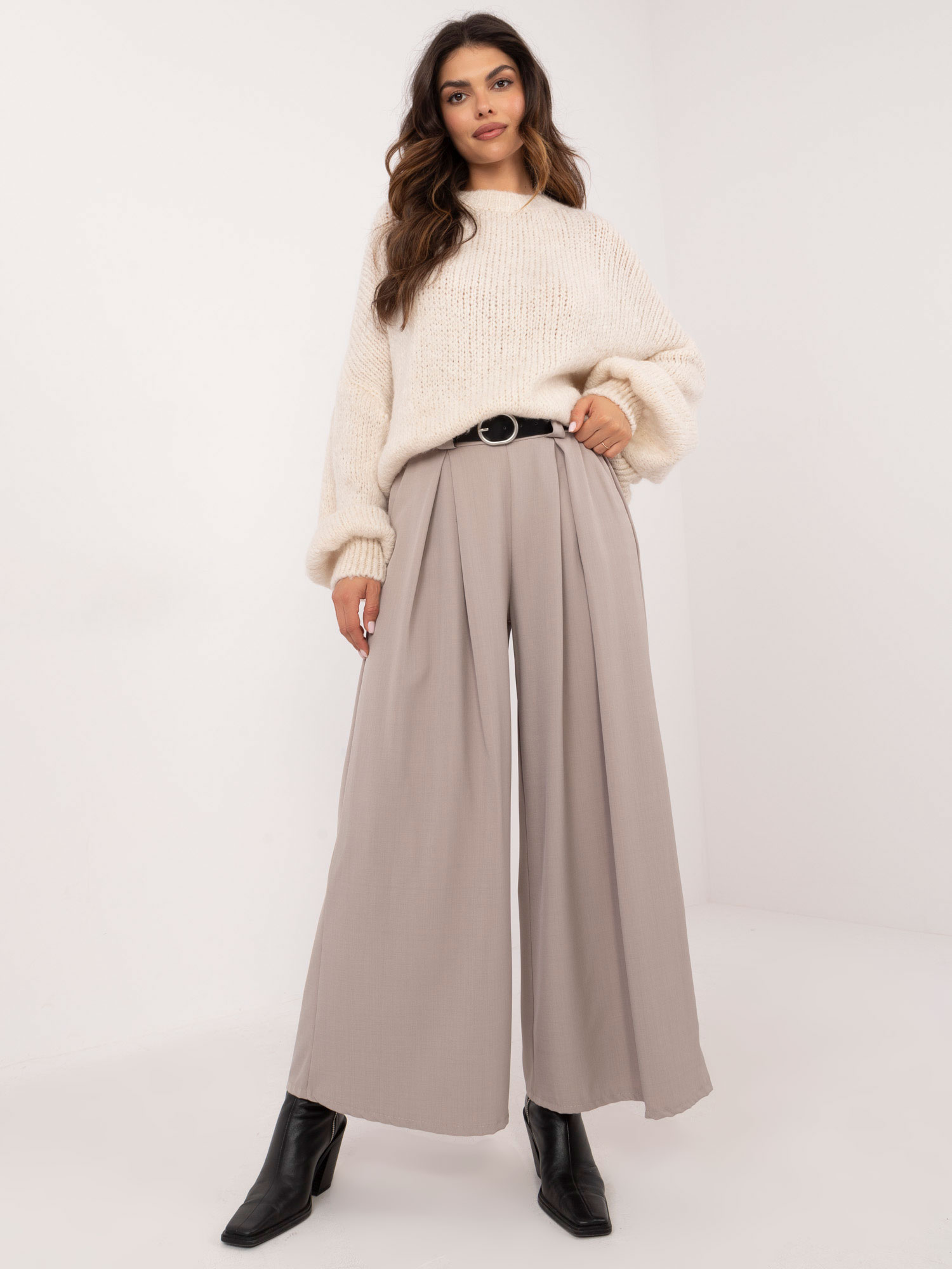 pol_pl_Hurt-Ecru-sweter-oversize-z-szerokimi-rekawami-OCH-BELLA-410008_6