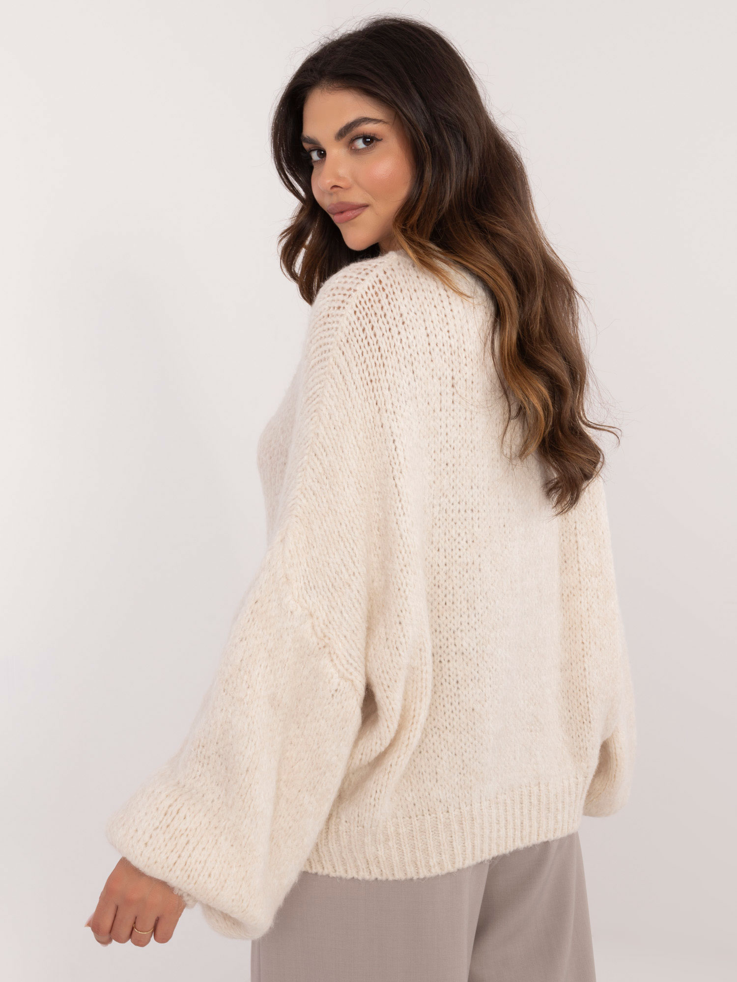 pol_pl_Hurt-Ecru-sweter-oversize-z-szerokimi-rekawami-OCH-BELLA-410008_7