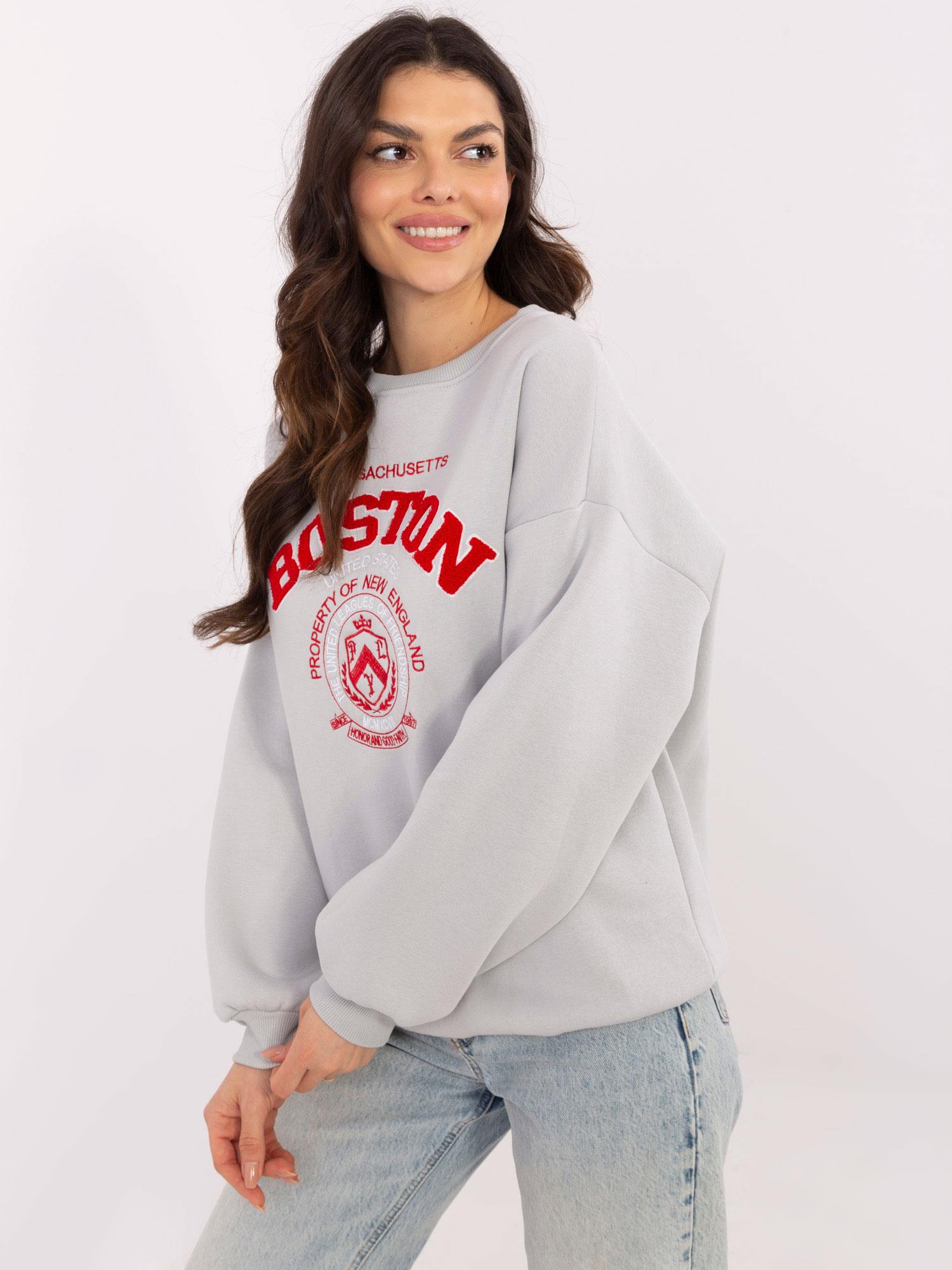 pol_pl_Hurt-Jasnoszara-damska-bluza-oversize-z-naszywka-411115_1