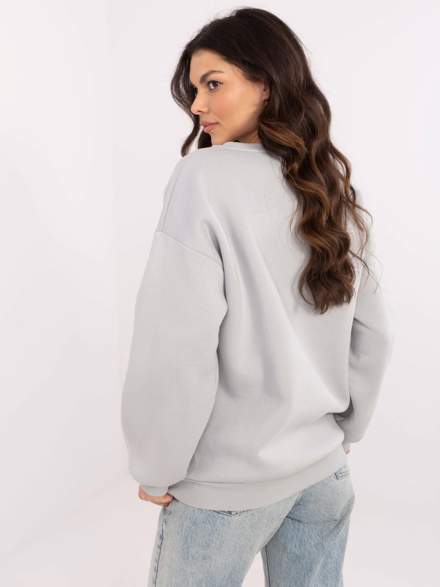 pol_pl_Hurt-Jasnoszara-damska-bluza-oversize-z-naszywka-411115_2