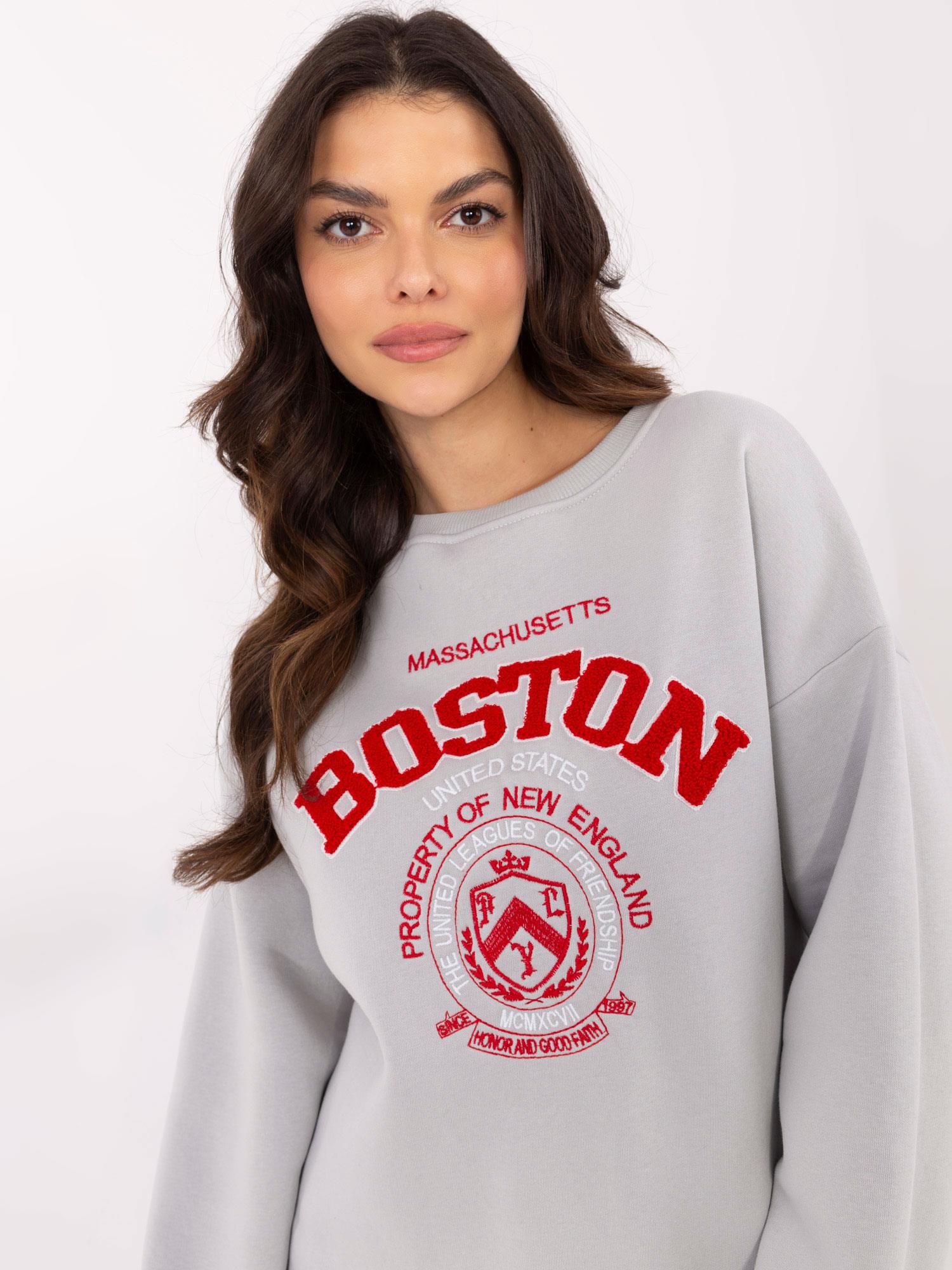 pol_pl_Hurt-Jasnoszara-damska-bluza-oversize-z-naszywka-411115_5