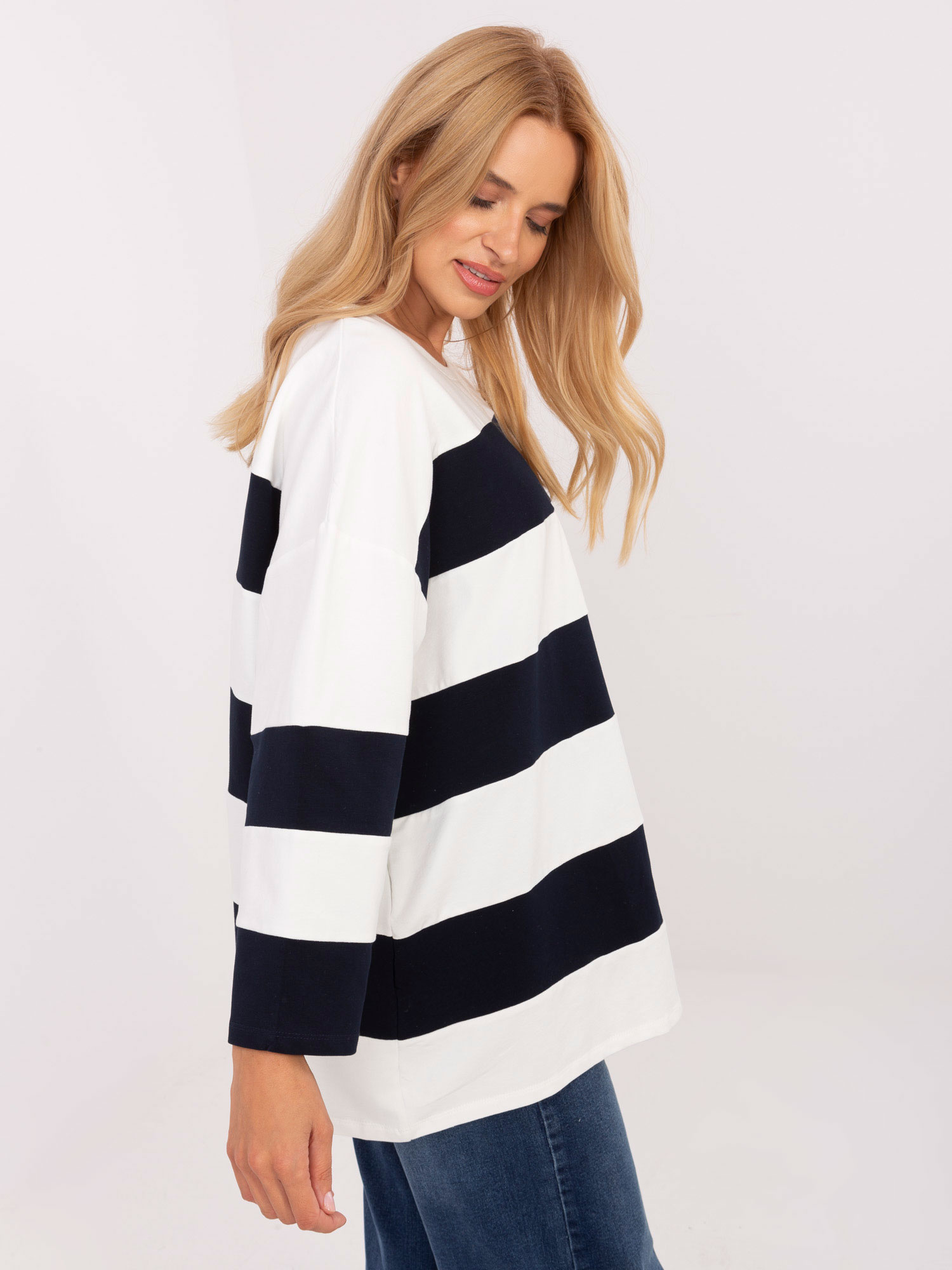 pol_pl_Ecru-granatowa-bluzka-oversize-w-paski-413777_5